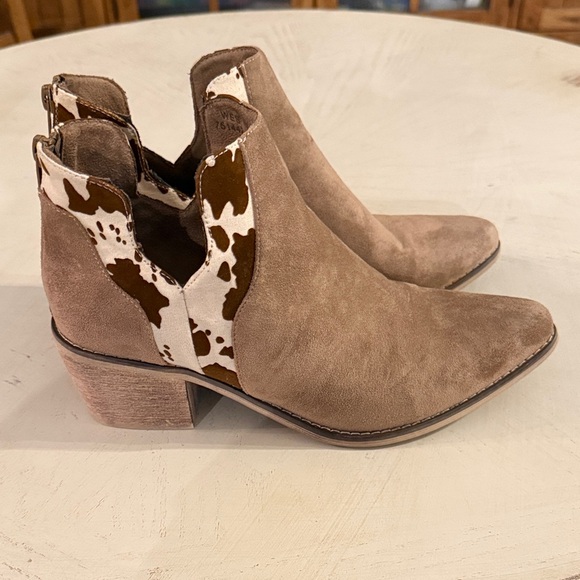 Pierre Dumas Shoes - Pierre Dumas Tan Ankle Women’s Boots Cow Print Size 9